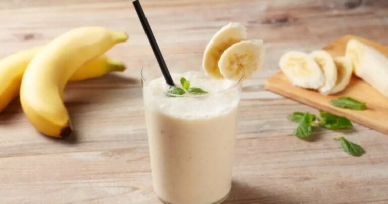 Vitamina de banana com aveia rica em nutrientes para começar o dia