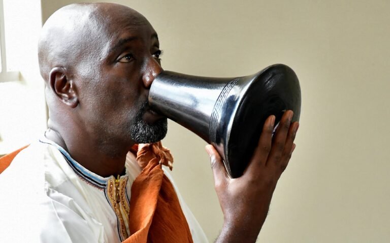 Jornalista vira rei em Uganda em meio a disputa por sucessão – G1
