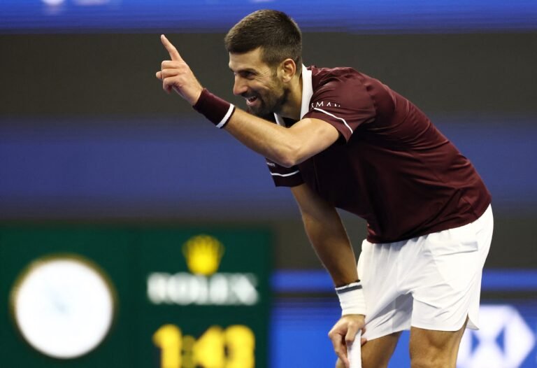 Novak Djokovic vence na estreia em Pequim após passar mal