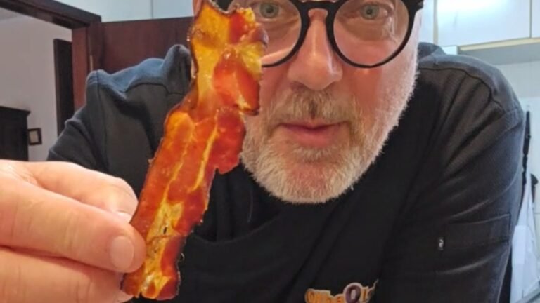 Bacon frito na água. Isso é possível?