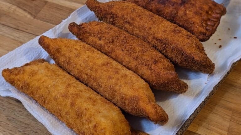 Canudinhos de massa de pastel, recheados e empanados na panko