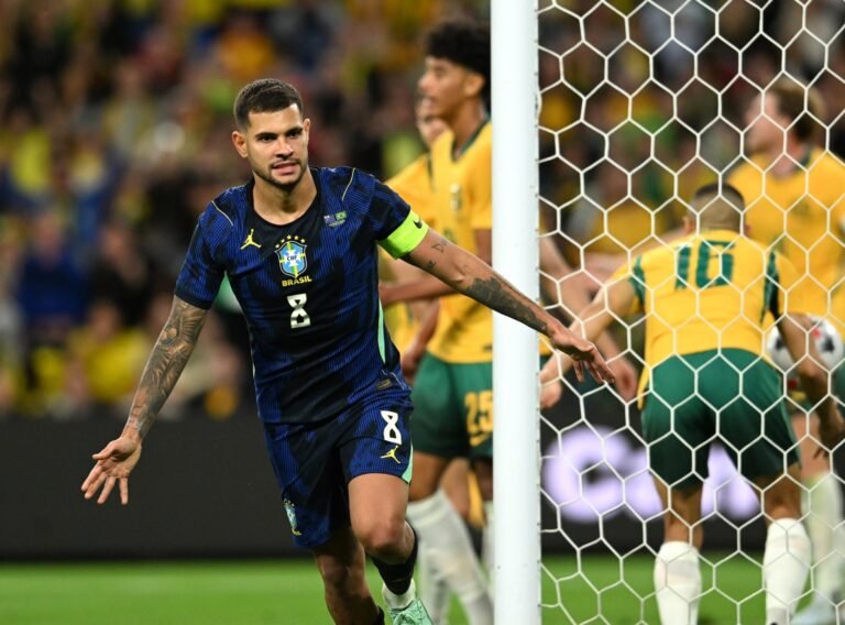 Bruno Guimarães explica troca de batedor de pênalti: “No último jogo, o Ancelotti mandou eu bater, hoje o Vini”