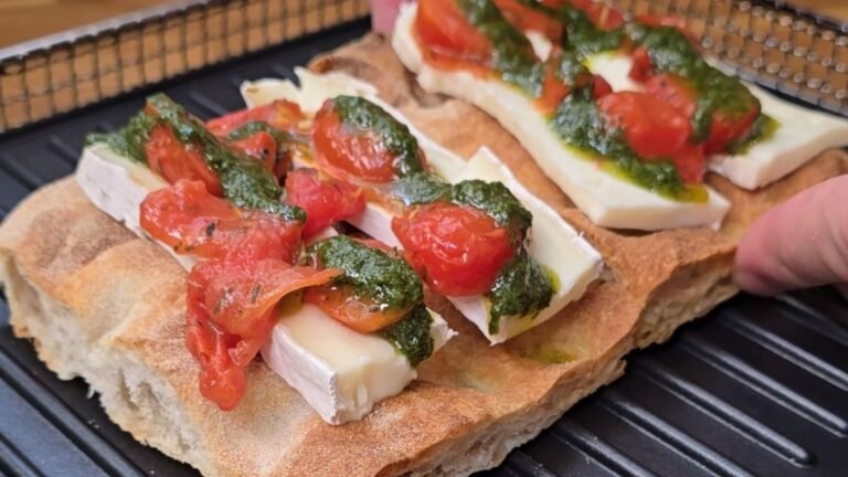 Bruschetta de tomates salteados com pesto de manjericão e brie