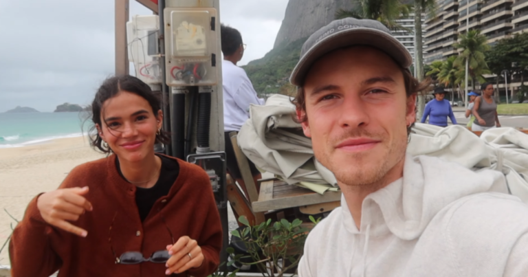 Apaixonado, Shawn Mendes posa com Bruna Marquezine em desfile de grife