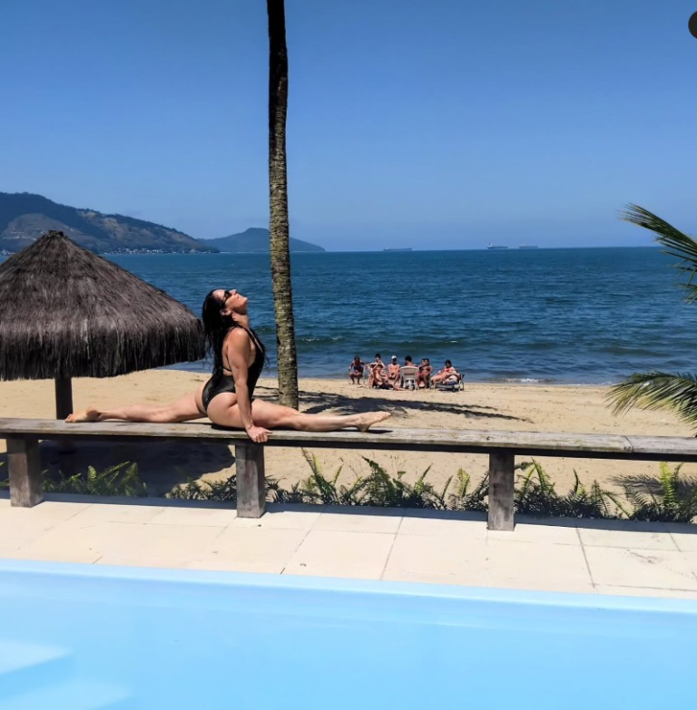 Claudia Mauro surpreende ao exibir flexibilidade em cenário paradisíaco