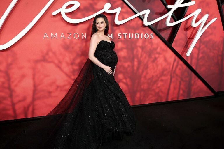 Em Nova York, Anne Hathaway exibe barrigão de grávida em estreia de ‘Verity’ com look preto poderoso