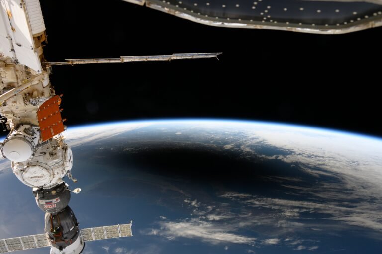 Satélite espião dos EUA explode na órbita da Terra