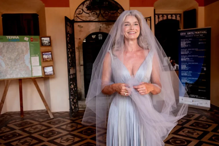 Paulina Porizkova faz desabafo sobre envelhecimento: “Esperam que nos calemos”