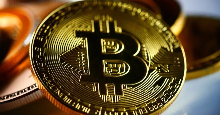 Bitcoin sobe e recupera perdas causadas por alta de juros dos EUA
