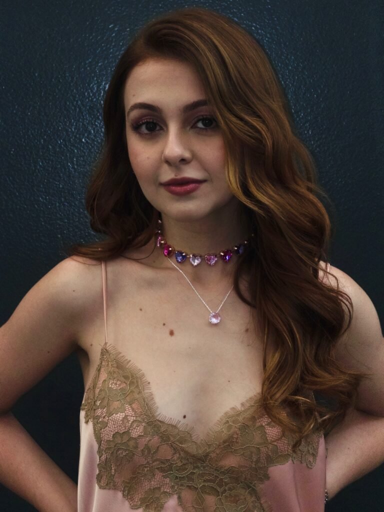 Klara Castanho encanta a web ao apostar em vestido de cetim com fenda e choker de corações