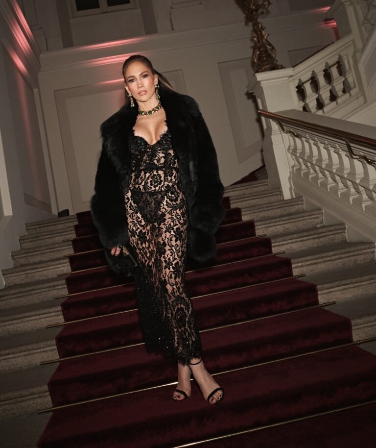 Jennifer Lopez aposta em transparência e renda para desfile da Dolce & Gabbana em Milão