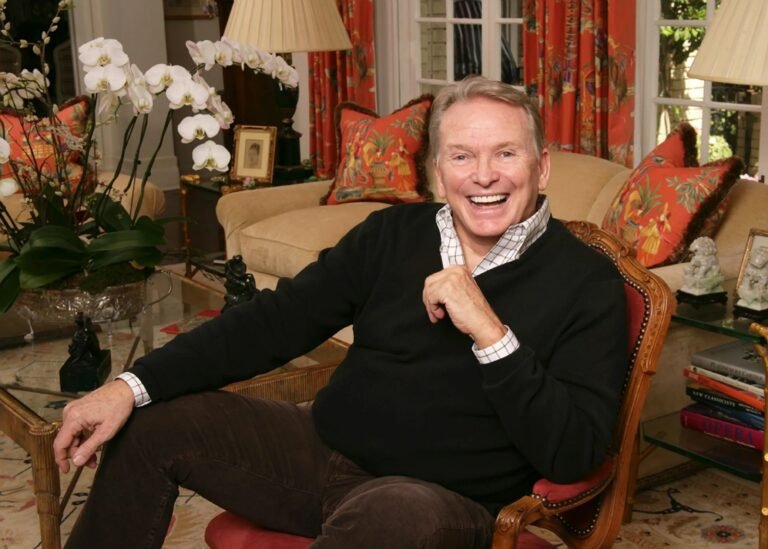 O estilista Bob Mackie, conhecido por suas criações brilhantes para Cher e outras celebridades, faleceu aos 87 anos