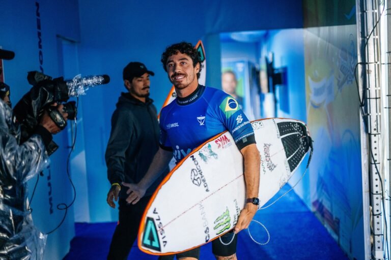 Yago Dora vence Kauli Vaast e segue líder da WSL em Trestles