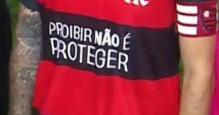 Flamengo atua com protesto na parte nobre do uniforme