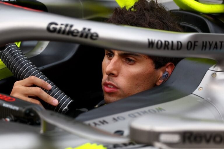 F1: Bortoleto se desculpa por ‘acabar’ com Sainz e ele na Malásia