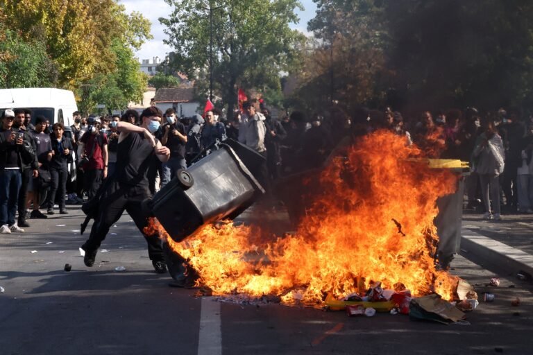 Jovem de 15 anos tem mão arrancada ao pegar granada lançada por policiais durante protestos escolares na França – G1