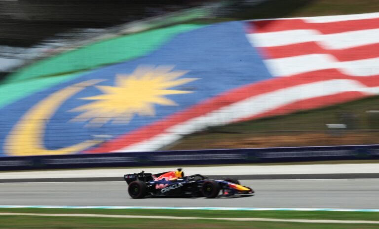 GP do Bahrein: Verstappen lidera 1º treino na Malásia; Bortoleto 13º