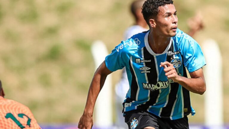 Após receber chance no profissional, jogador da base do Grêmio é afastado por indisciplina
