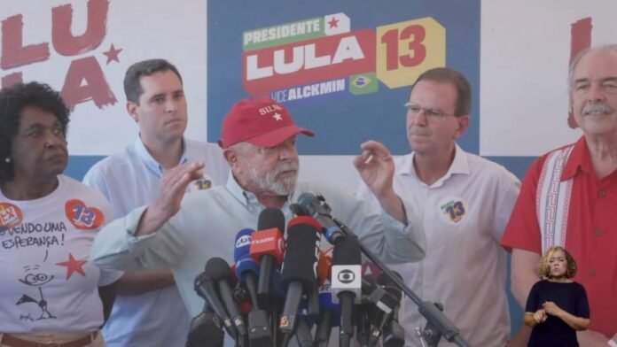 Lula fala a jornalistas antes de caminhada em Copacabana na véspera do 2º turno; na imagem (da esq. para a dir): Benedita da Silva; Eduardo Cavaliere, prefeito do Rio; Lula; Eduardo Paes (PSD) e Aloizio Mercadante 