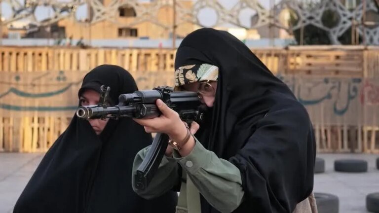 Mulheres iranianas realizam treino militar com armas em Teerã