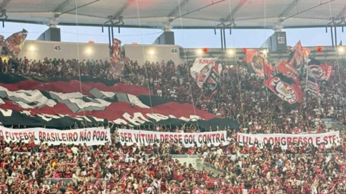 Torcida do Flamengo critica Lula, Congresso e STF