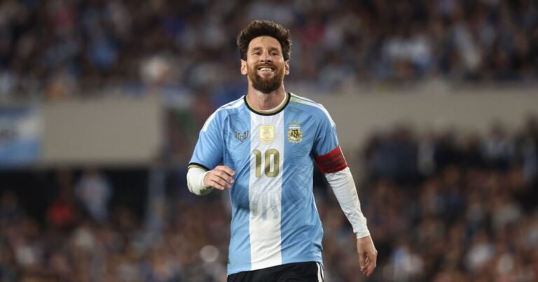 Messi se despede da seleção argentina com gol, assistências e muita emoção