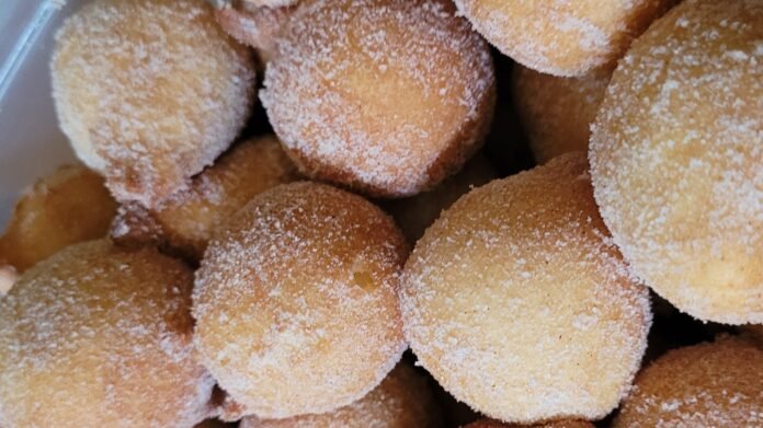 Bolinhos de chuva sequinhos passados no açúcar com canela, feitos pela leitora Bel