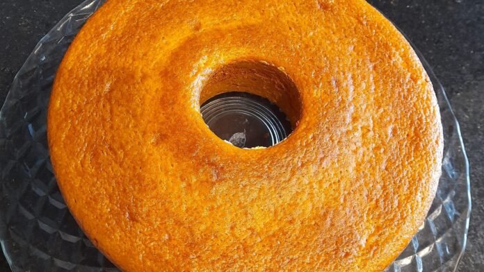 Bolo de furo dourado e alto, sem solar, feito pela leitora Carla