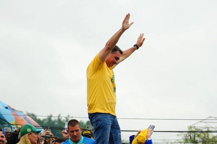 Flávio diz que Jair Bolsonaro colocará faixa presidencial nele e promete entregar o Brasil ‘nas mãos de Deus’