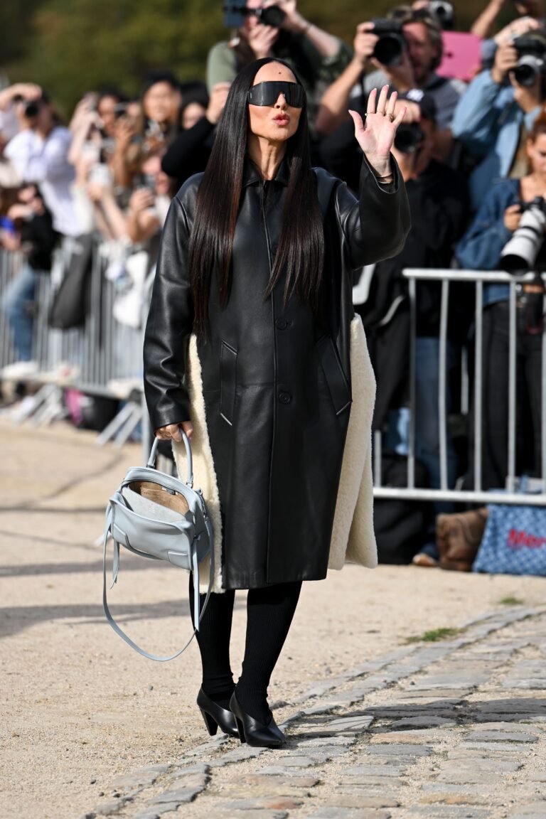 Sabrina Sato aposta em casaco de couro oversized e óculos futuristas para desfile da Loewe em Paris