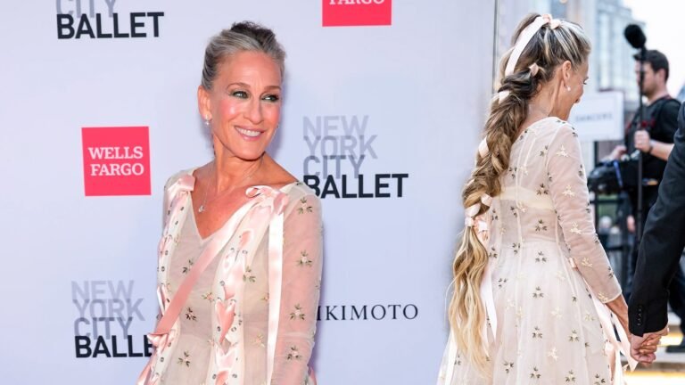 Sarah Jessica Parker aposta em cabelo de Rapunzel e mostra seus fios grisalhos