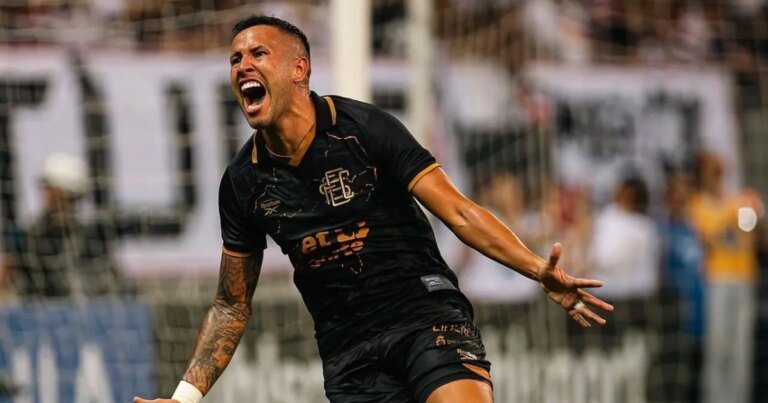 Autor do gol do acesso do Santa Cruz à Série B jogou com três fraturas