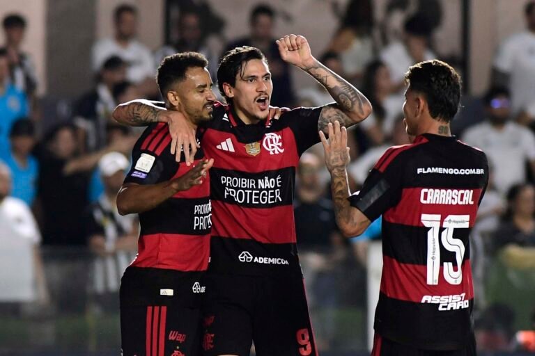 Revolta do Flamengo com arbitragem e encontro com os ex do Santos: o que o ge viu do campo – ge