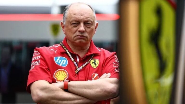 Leclerc e Hamilton defendem Vasseur após rumores de Horner na Ferrari
