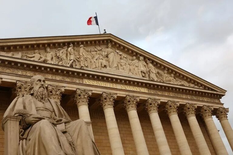 Ministros da Zona do Euro pedem à França que aprove orçamento de 2027