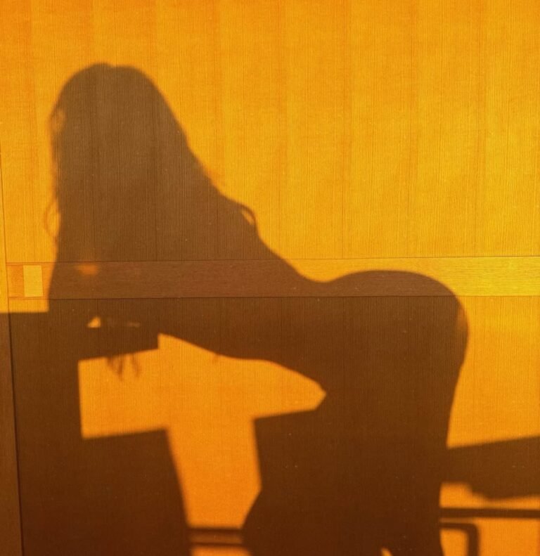 Khloé Kardashian aposta no mistério e exibe apenas a silhueta em novas fotos