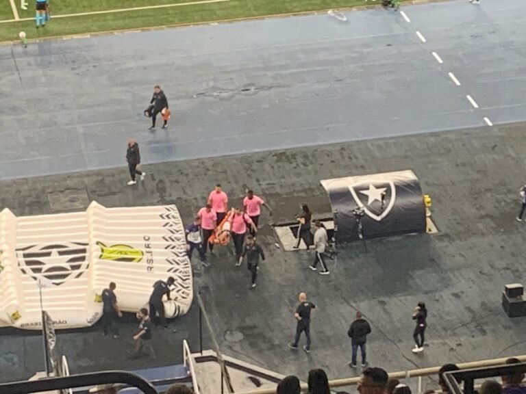 Bruno Duarte, do Vasco, é substituído no clássico contra o Botafogo após sentir falta de ar e cair desacordado no gramado; veja – O GLOBO